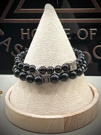 Мощна защитна гривна от плътен черен турмалин, ръчно нанизана с тъмни кристали за изчистване на негативната енергия.