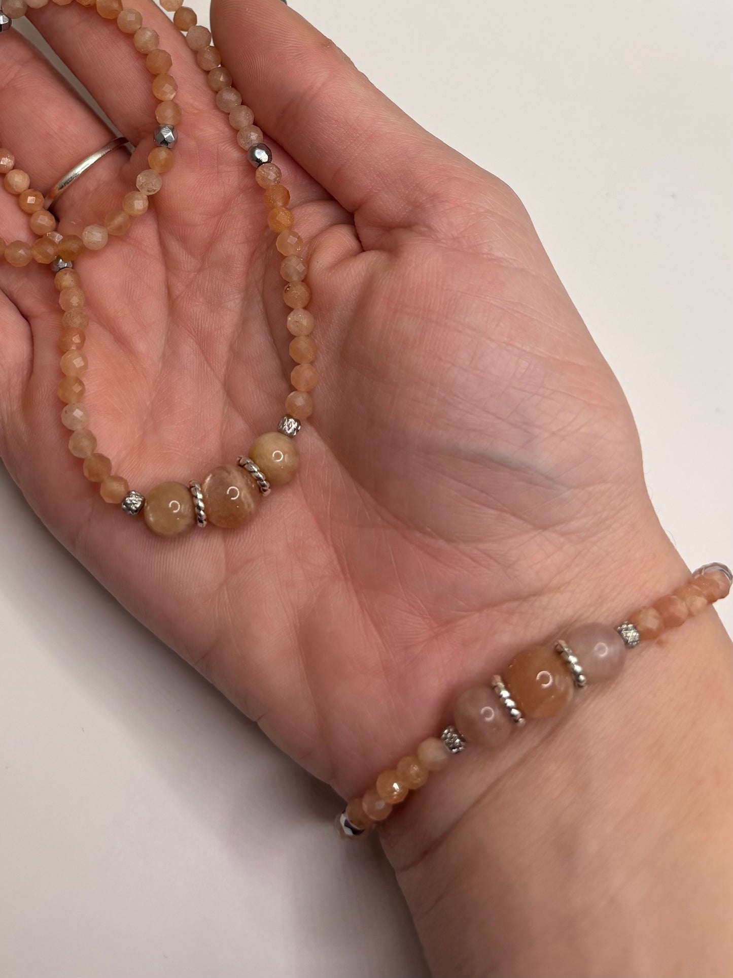 HOA Слънчев камък: Лъчът на Радостта - дамска гривна с фасетиран Слънчев камък