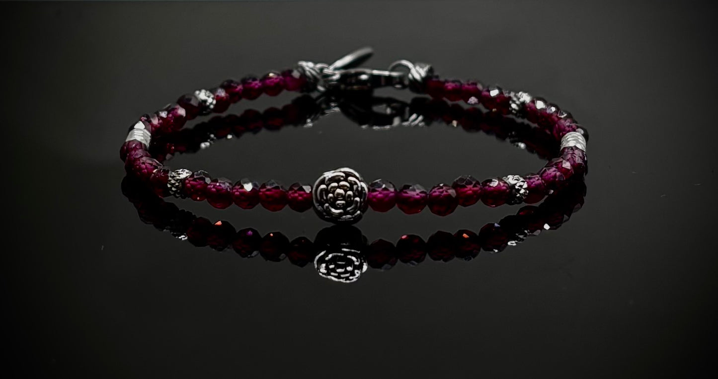 Ръчно изработена гривна от естествен гранат с фасетирани мъниста и метален елемент, елегантно бижу в тъмен стил с дълбок червен цвят