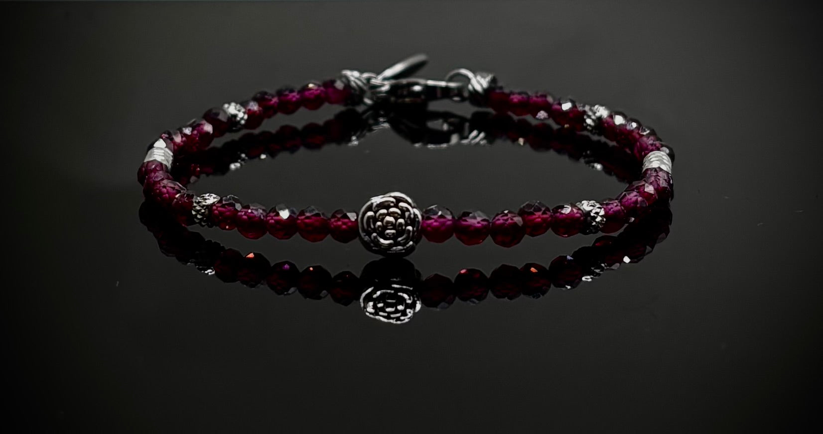 Ръчно изработена гривна от естествен гранат с фасетирани мъниста и метален елемент, елегантно бижу в тъмен стил с дълбок червен цвят