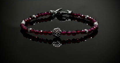 Ръчно изработена гривна от естествен гранат с фасетирани мъниста и метален елемент, елегантно бижу в тъмен стил с дълбок червен цвят