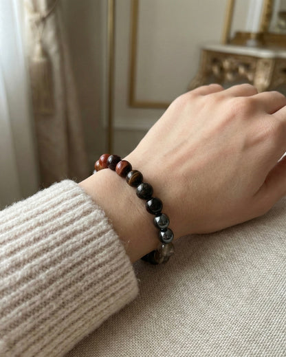 Гривна HOA „Първа Чакра“ от естествени камъни, ръчно изработена. Червен яспис, гранат и хематит в силна композиция за стабилност и сила.