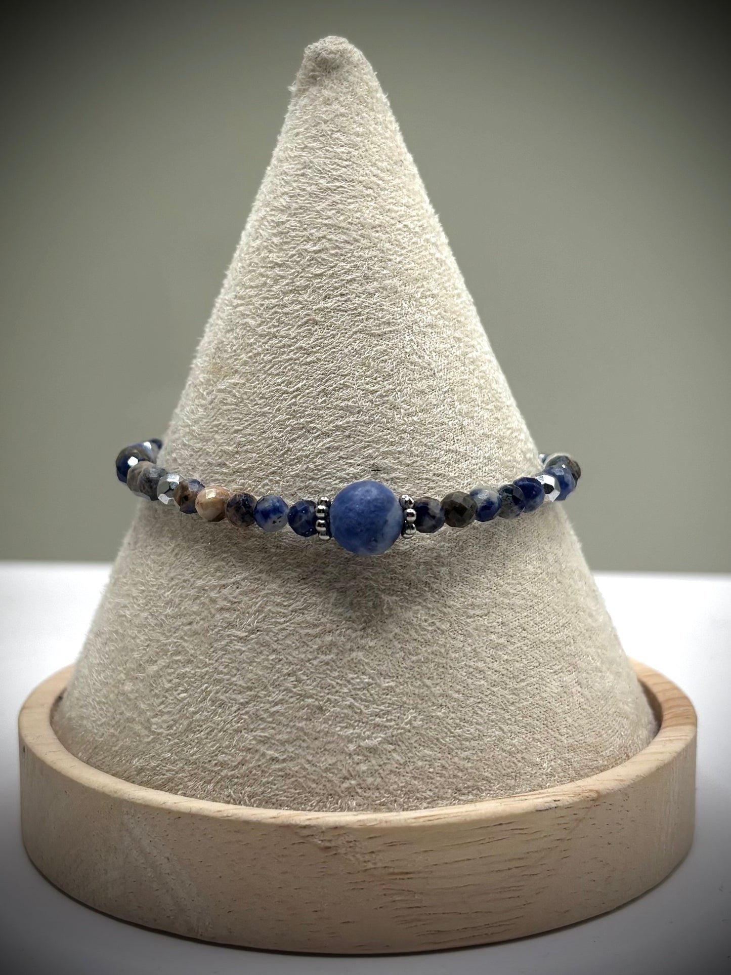 HOA Содалит: Гласът на Истината - дамска гривна с фасетиран Содалит