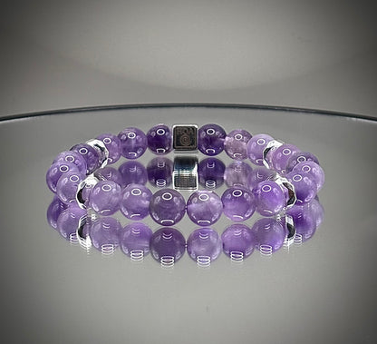 Дамска енергийна гривна от естествен лилав аметист, ръчно изработена с гладки полирани мъниста, подходяща за подарък и медитация.