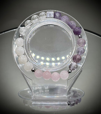 Гривна HOA „Седма Чакра“ от естествени камъни, ръчно изработена. Аметист, розов кварц и лунен камък в нежна композиция за баланс и яснота.