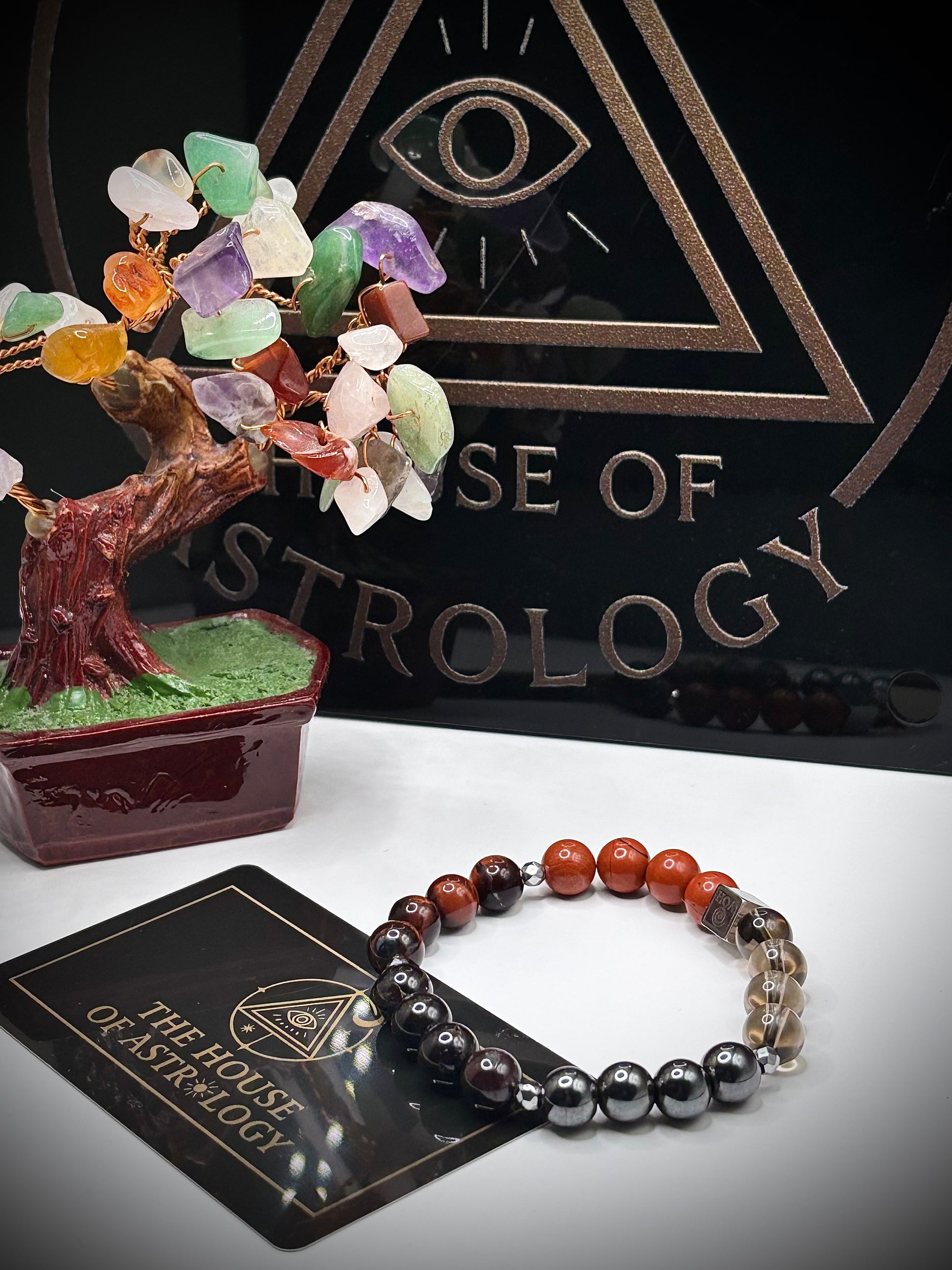 Гривна HOA „Първа Чакра“ от естествени камъни, ръчно изработена. Червен яспис, гранат и хематит в силна композиция за стабилност и сила.