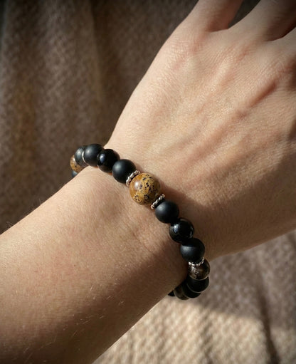 Гривна HOA „Земна Звезда“ от естествени камъни, ръчно изработена. Оникс, опушен кварц и турмалин в силна композиция за стабилност и заземяване.