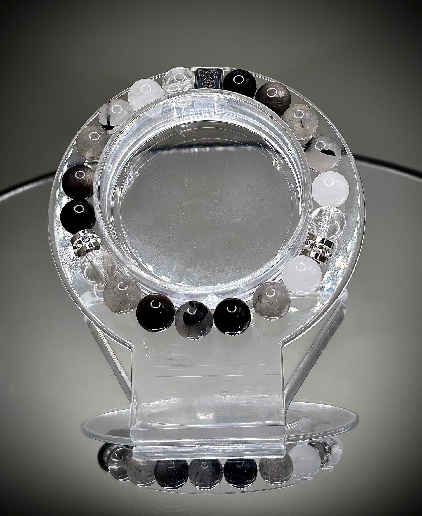 Гривна HOA „Ин & Ян“ от естествени камъни, ръчно изработена. Турмалин, лунен камък, обсидиан и лабрадорит в балансирана композиция за равновесие.