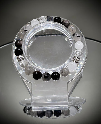 Гривна HOA „Ин & Ян“ от естествени камъни, ръчно изработена. Турмалин, лунен камък, обсидиан и лабрадорит в балансирана композиция за равновесие.