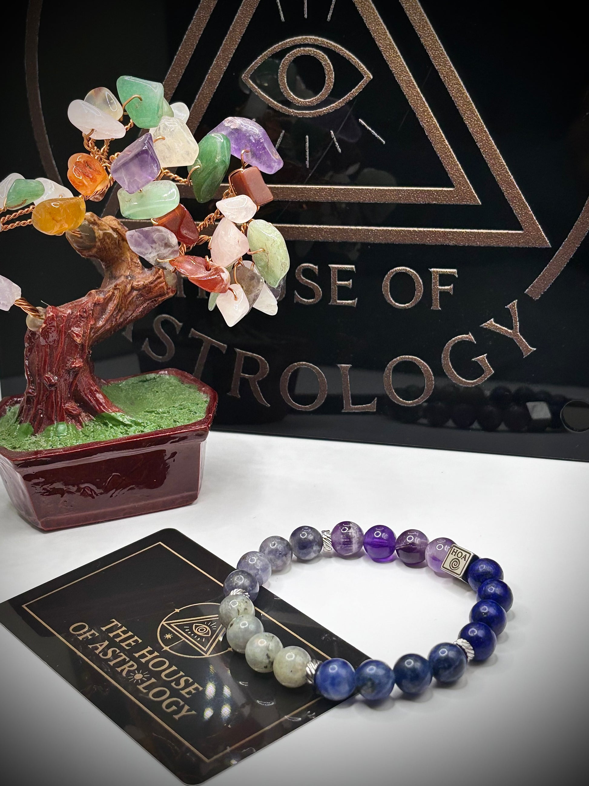 Гривна HOA „Шеста Чакра“ от естествени камъни, ръчно изработена. Лапис лазули, содалит и лабрадорит в дълбока композиция за яснота и фокус.