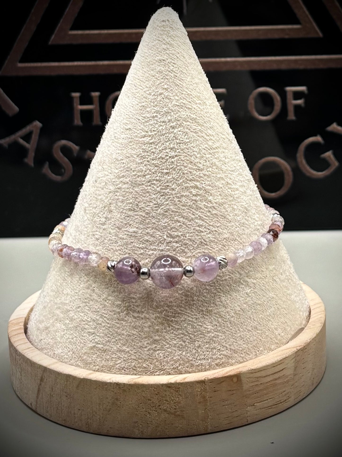 Луксозна дамска гривна от рядък камък Мелодит (Super Seven) с фасетирани кристали и елементи от медицинска стомана. Артефакт за духовно пробуждане от колекция Lemurian Bloodline на House of Astrology.