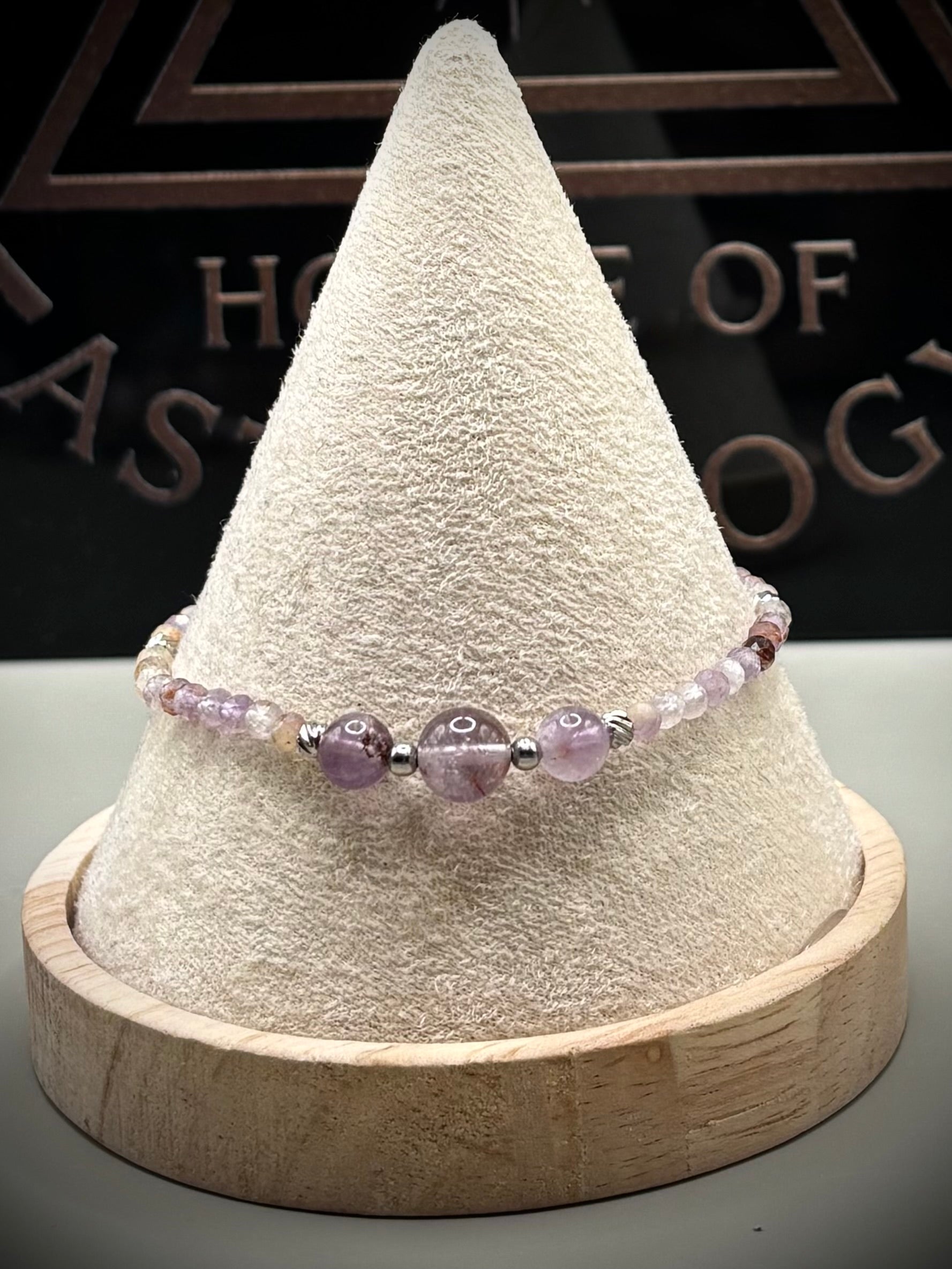 Луксозна дамска гривна от рядък камък Мелодит (Super Seven) с фасетирани кристали и елементи от медицинска стомана. Артефакт за духовно пробуждане от колекция Lemurian Bloodline на House of Astrology.