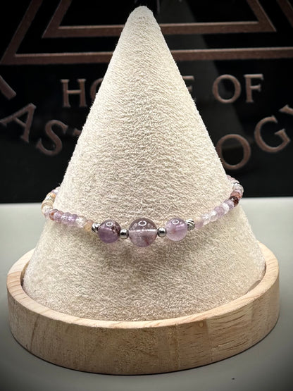 Луксозна дамска гривна от рядък камък Мелодит (Super Seven) с фасетирани кристали и елементи от медицинска стомана. Артефакт за духовно пробуждане от колекция Lemurian Bloodline на House of Astrology.