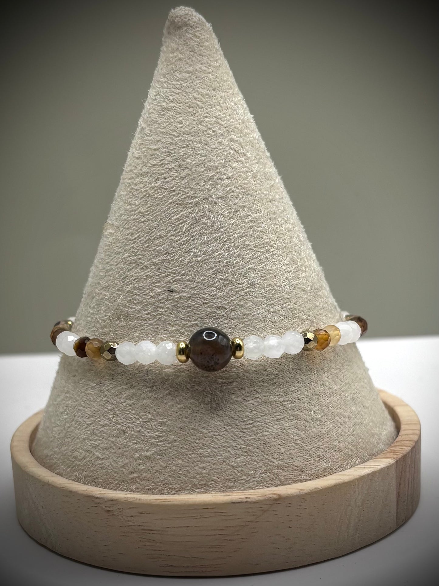 HOA Лунен камък & Ахат: Небесен Баланс - дамска гривна с фасетирани Лунен камък и Ахат