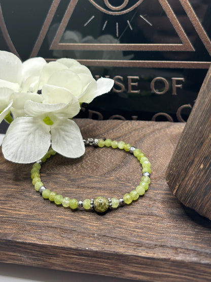 Ръчно изработена гривна от естествен перидот с фасетирани мъниста и метален елемент, елегантно бижу в свеж зелен цвят и фин блясък
