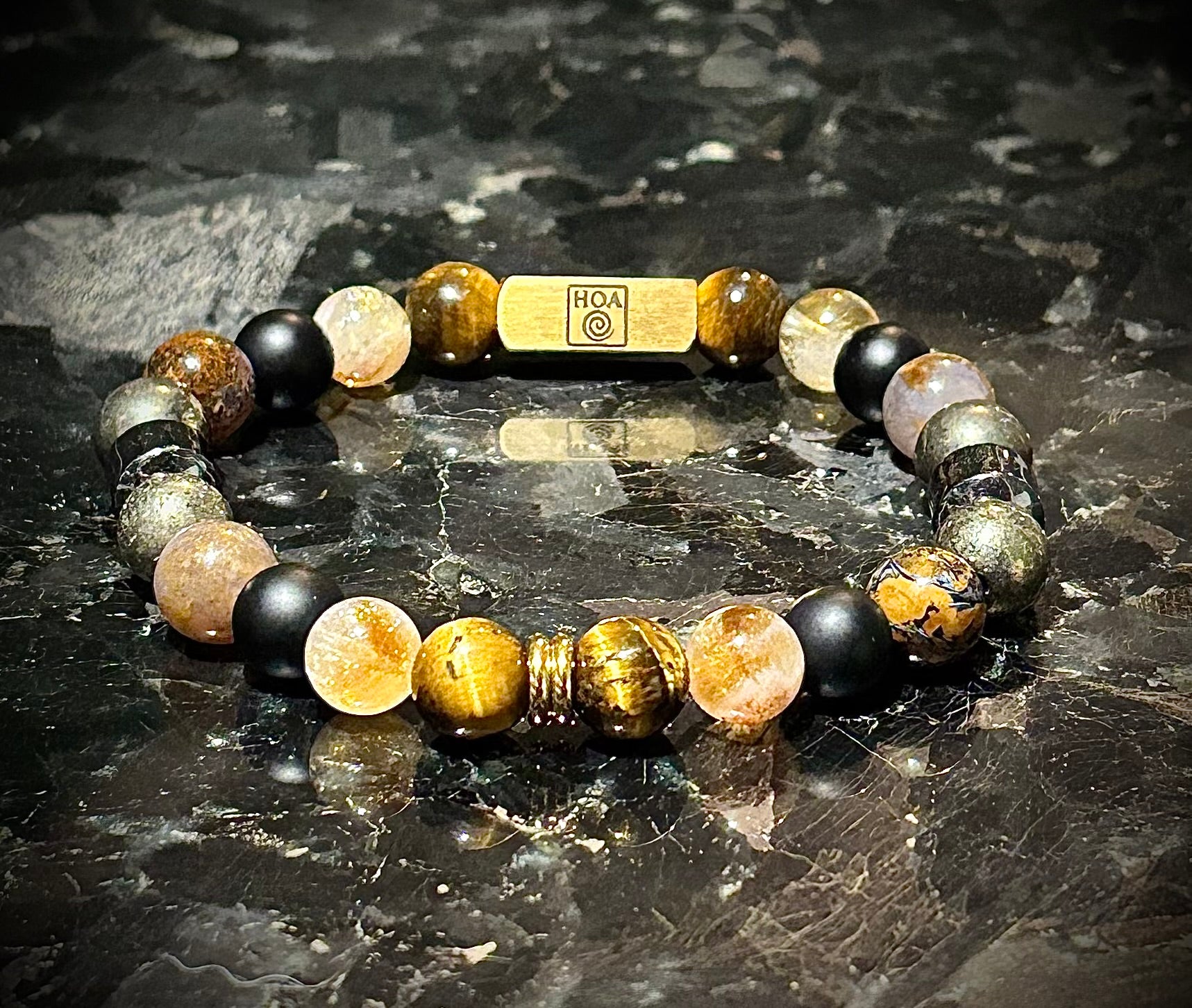 Мъжка гривна от естествени камъни – тигрово око, оникс, пирит, цитрин и питерсит ръчно изработена от House of Astrology. Артефакт за изобилие, действие и контролирана енергия.