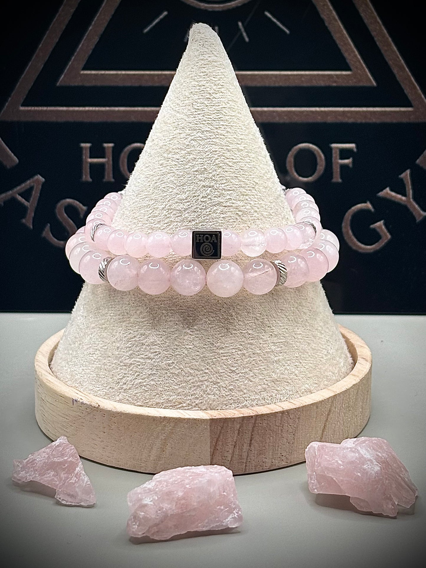 Нежна ръчно изработена гривна от истински розов кварц в пастелни тонове, идеално ежедневно дамско бижу за привличане на любов.