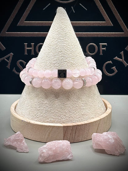 Нежна ръчно изработена гривна от истински розов кварц в пастелни тонове, идеално ежедневно дамско бижу за привличане на любов.