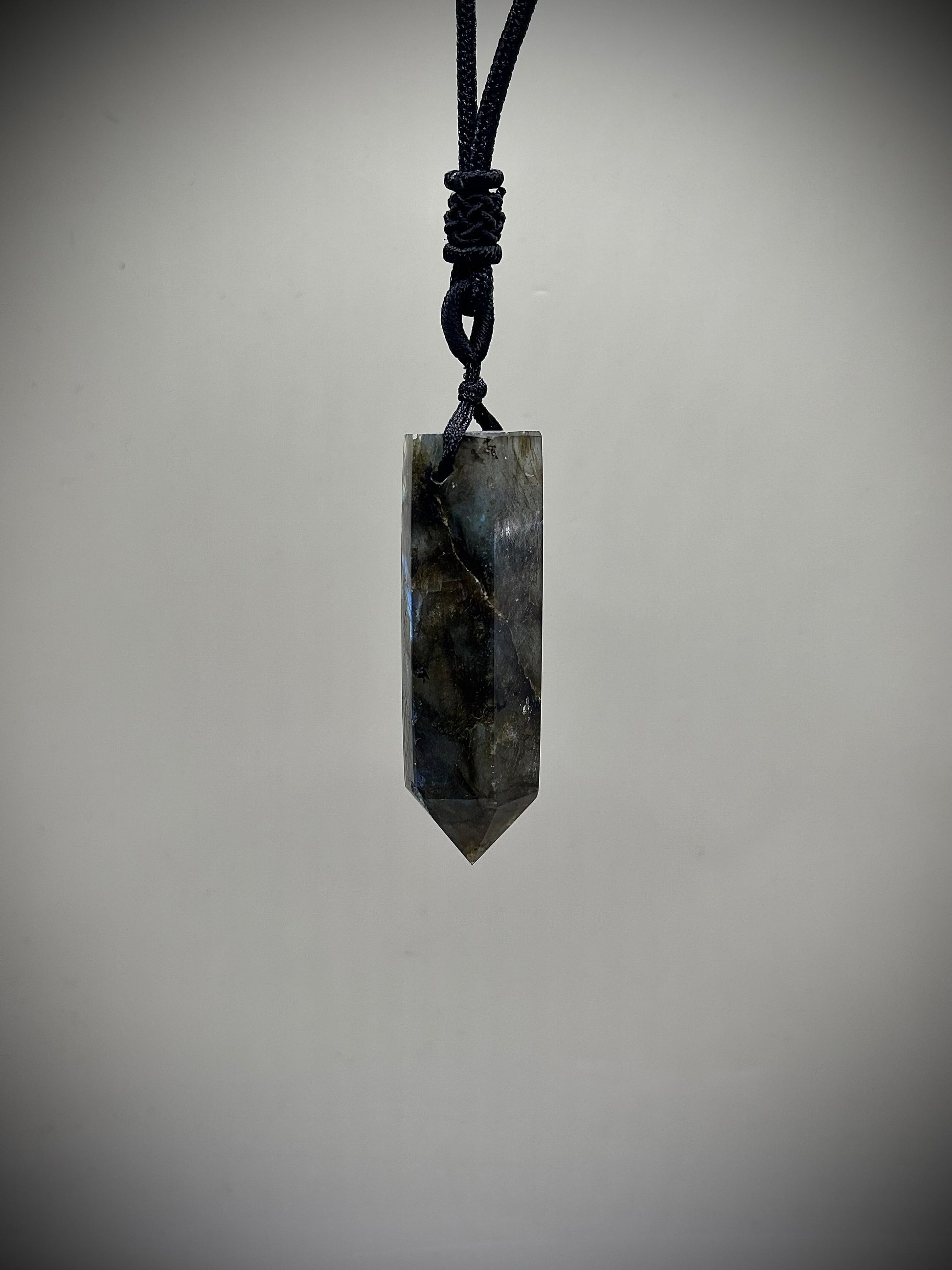 Луксозно енергийно бижу, мъжко колие от естествен лабрадорит – ексклузивна колекция Лемурия на House of Astrology.