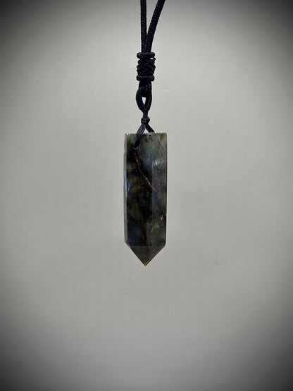 Луксозно енергийно бижу, мъжко колие от естествен лабрадорит – ексклузивна колекция Лемурия на House of Astrology.