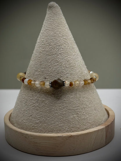 HOA Ахат & Лабрадорит: Пътят на Пазителя - дамска гривна с фасетиран Ахат и централен кафяв Лабрадорит