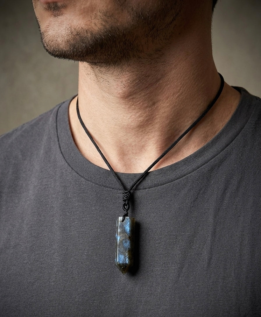 Луксозно енергийно бижу, мъжко колие от естествен лабрадорит – ексклузивна колекция Лемурия на House of Astrology.