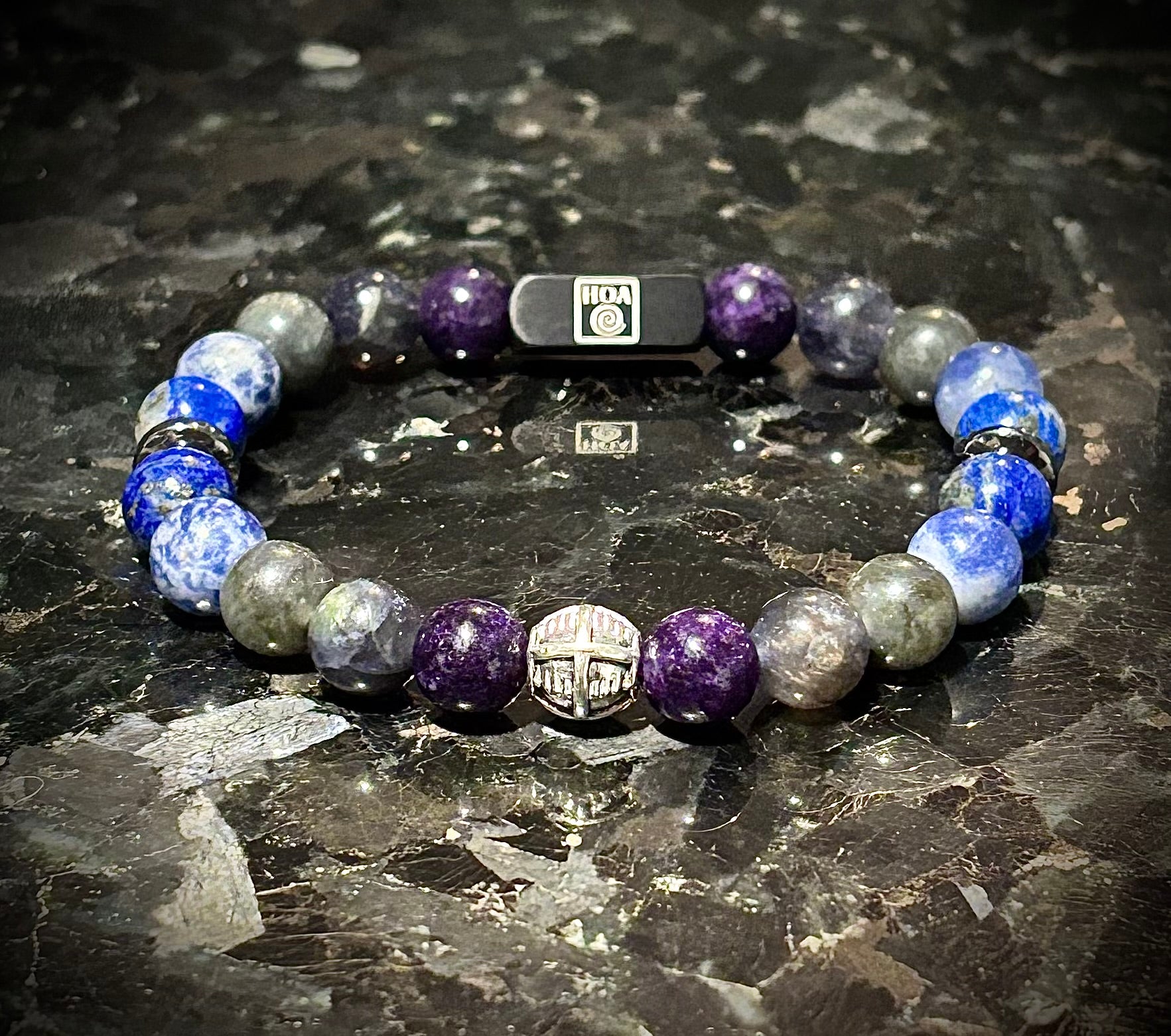 Мъжка гривна от естествени камъни – аметист, йолит, черен лабрадорит, содалит и лапис лазули, ръчно изработена от House of Astrology. Артефакт за интуиция, ментална яснота и вътрешно виждане.