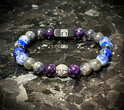 Мъжка гривна от естествени камъни – аметист, йолит, черен лабрадорит, содалит и лапис лазули, ръчно изработена от House of Astrology. Артефакт за интуиция, ментална яснота и вътрешно виждане.