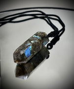 Луксозно енергийно бижу, мъжко колие от естествен лабрадорит – ексклузивна колекция Лемурия на House of Astrology.