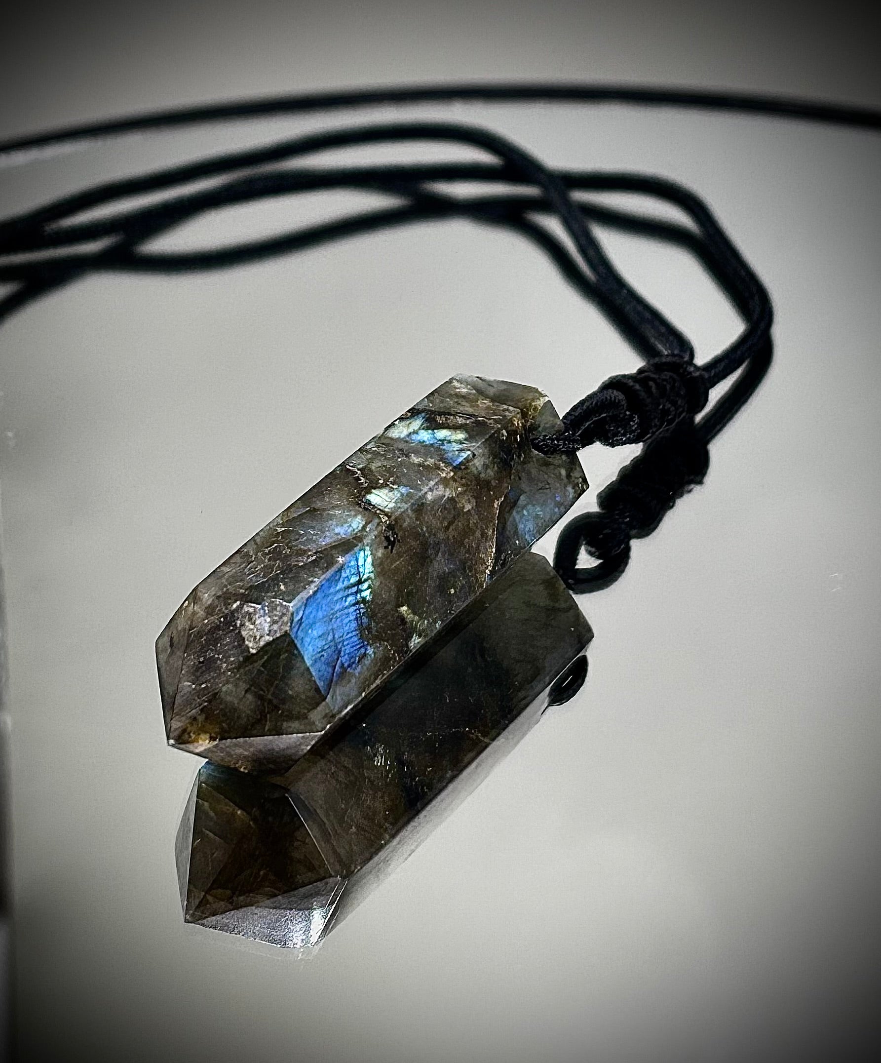 Луксозно енергийно бижу, мъжко колие от естествен лабрадорит – ексклузивна колекция Лемурия на House of Astrology.