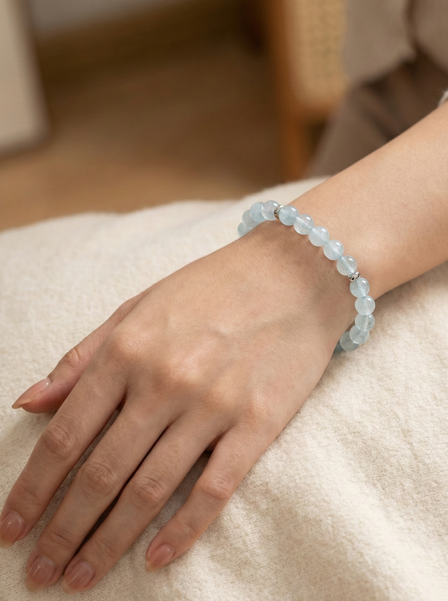Гривна HOA „Аквамарин“ от естествени камъни, ръчно изработена. Висок клас аквамарин в нежен и свеж стил.