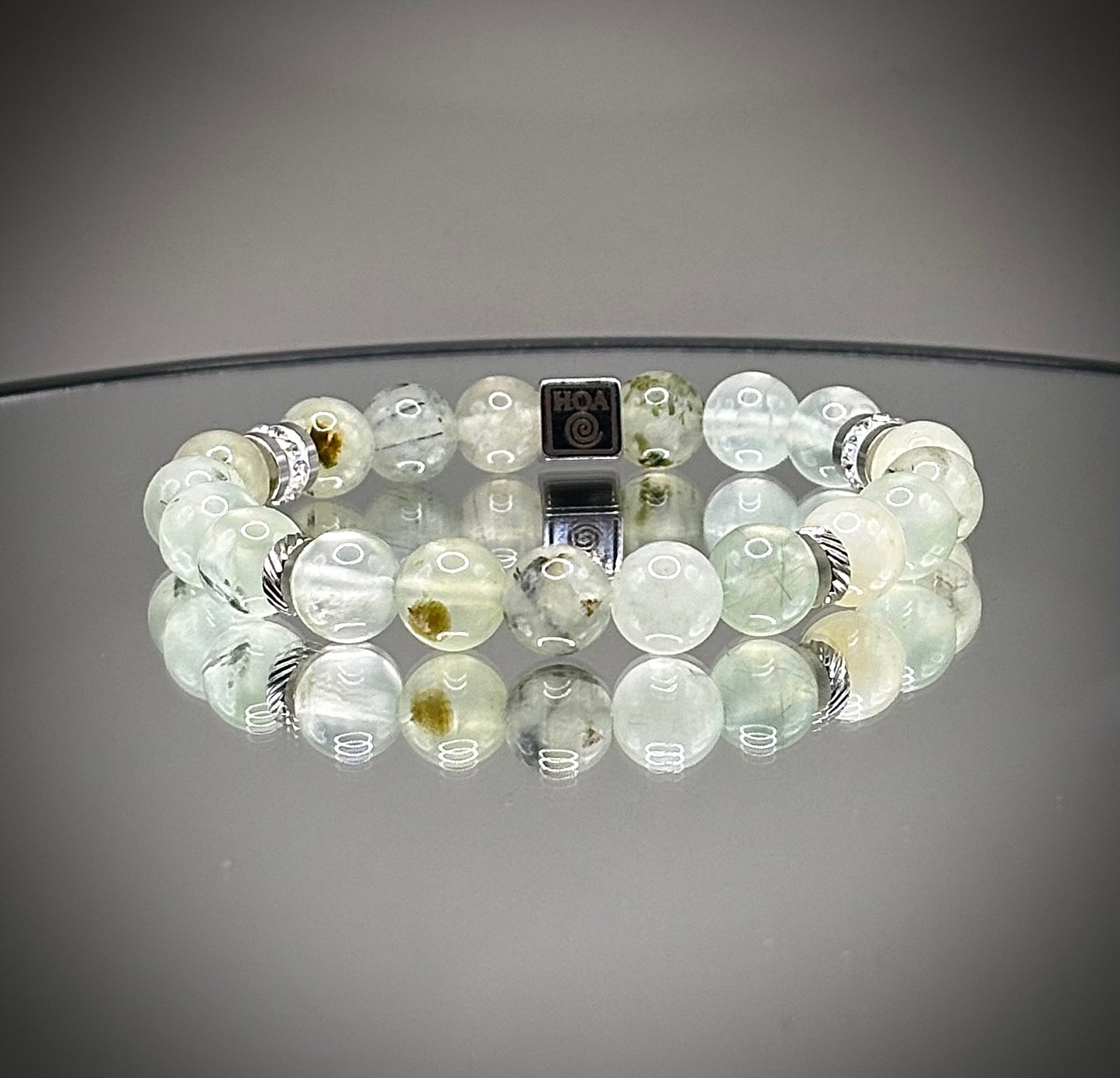 Оригинална бутикова гривна от естествен светлозелен пренит с полупрозрачна текстура, уникално ръчно изработено бижу за ценители.