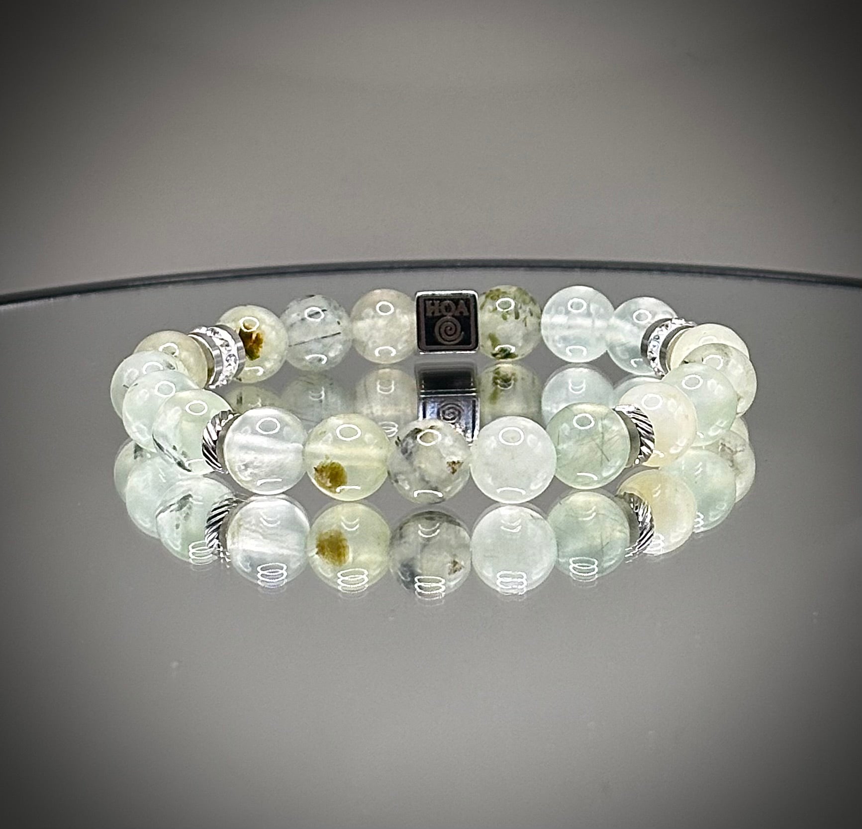 Оригинална бутикова гривна от естествен светлозелен пренит с полупрозрачна текстура, уникално ръчно изработено бижу за ценители.