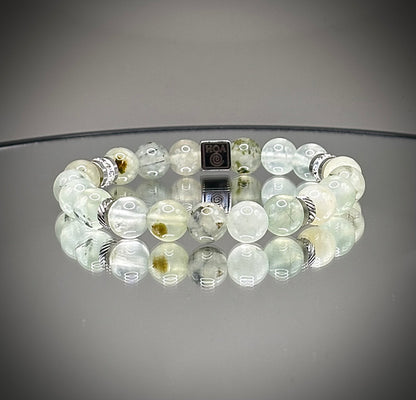 Оригинална бутикова гривна от естествен светлозелен пренит с полупрозрачна текстура, уникално ръчно изработено бижу за ценители.