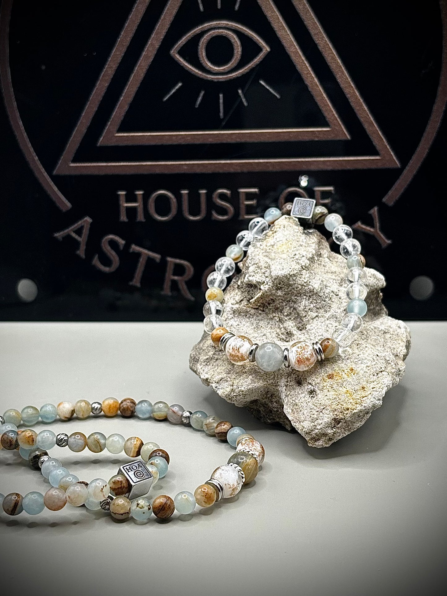 Луксозно енергийно бижу, гривна от естествени кристали – Син калцит, планински кристал и мурано стъкло,  ексклузивна колекция Лемурия на House of Astrology.