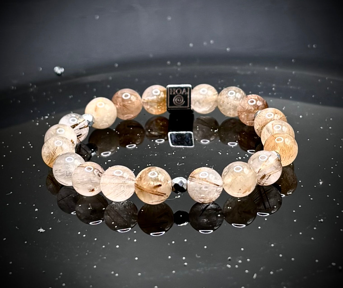 Гривна HOA „Рутилов кварц“ от естествени камъни, ръчно изработена. Висок клас рутилов кварц в светъл и изразителен стил.