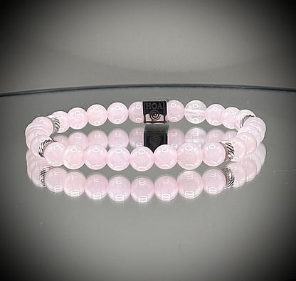 Нежна ръчно изработена гривна от истински розов кварц в пастелни тонове, идеално ежедневно дамско бижу за привличане на любов.