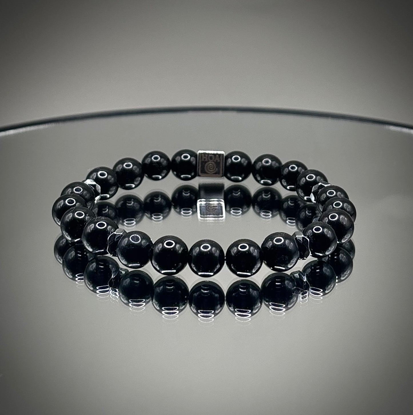 Мощна защитна гривна от плътен черен турмалин, ръчно нанизана с тъмни кристали за изчистване на негативната енергия.