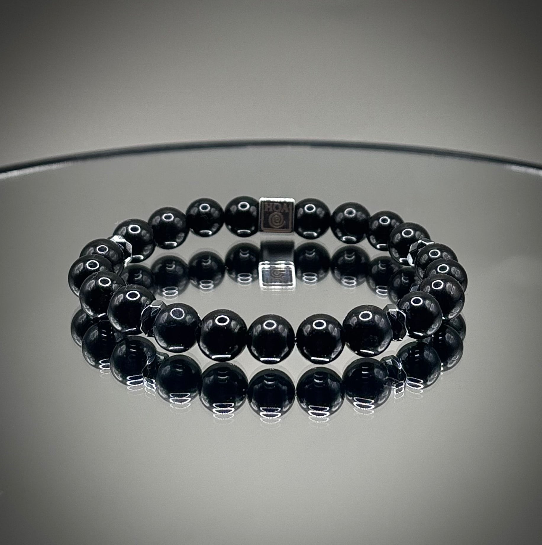 Мощна защитна гривна от плътен черен турмалин, ръчно нанизана с тъмни кристали за изчистване на негативната енергия.