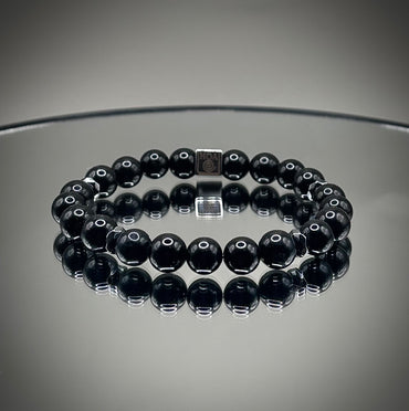 Мощна защитна гривна от плътен черен турмалин, ръчно нанизана с тъмни кристали за изчистване на негативната енергия.