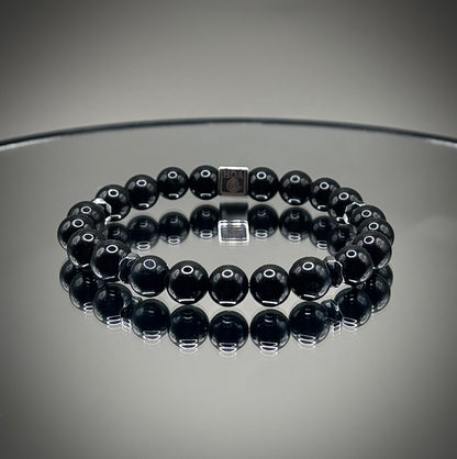 Мощна защитна гривна от плътен черен турмалин, ръчно нанизана с тъмни кристали за изчистване на негативната енергия.