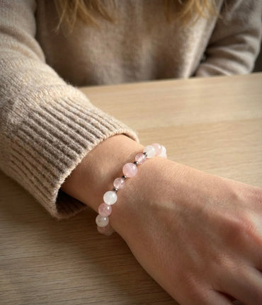 Гривна HOA „Лунна Роза“ от естествени камъни, ръчно изработена. Розов кварц и лунен камък в нежна и елегантна композиция.