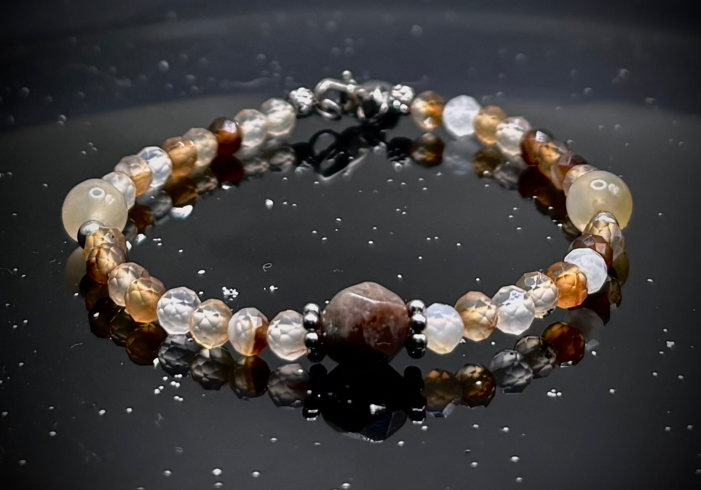 HOA Ахат & Лабрадорит: Пътят на Пазителя - дамска гривна с фасетиран Ахат и централен кафяв Лабрадорит