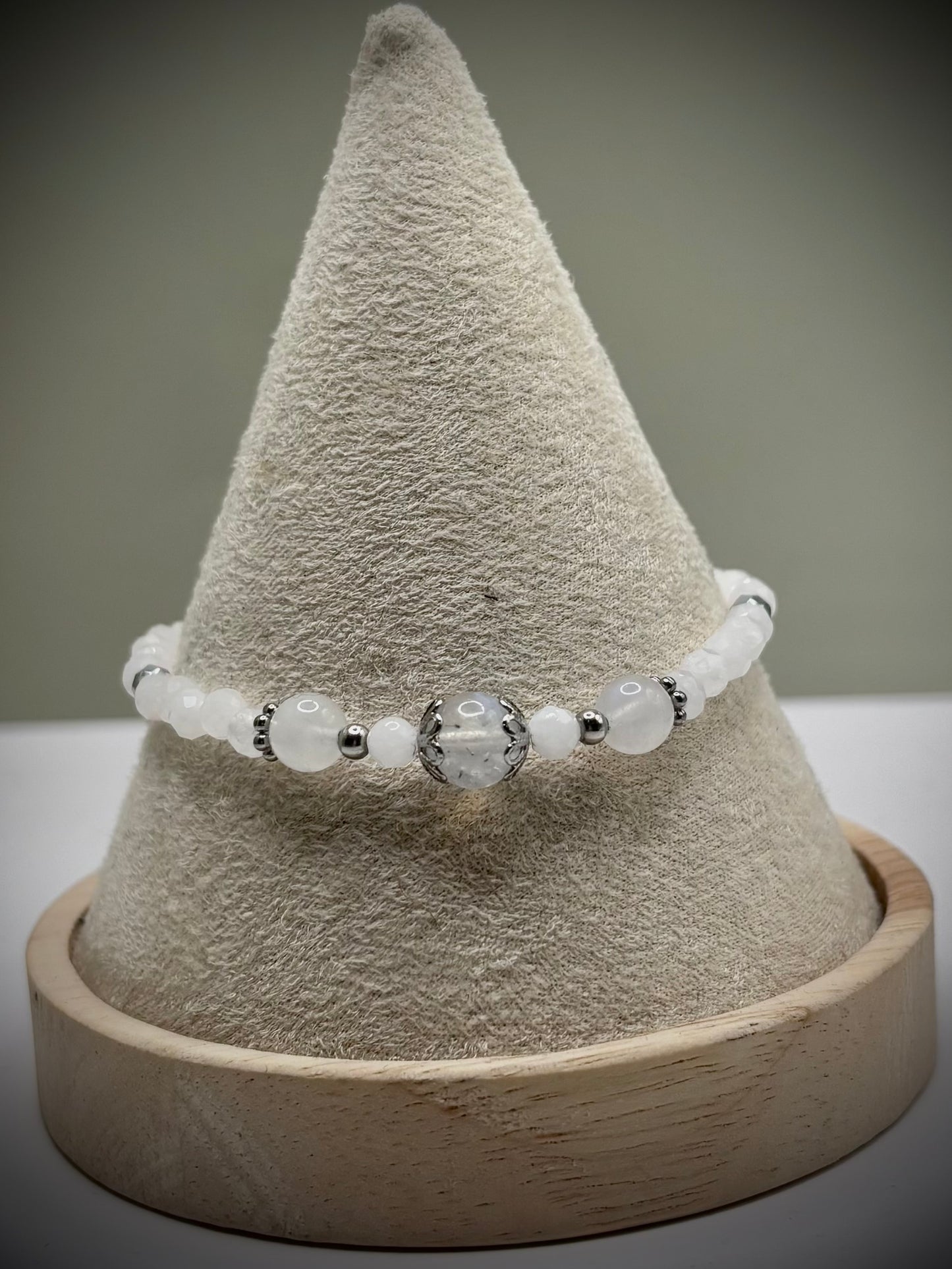 HOA Лунен камък: Небесен Ореол - дамска гривна с фасетиран Лунен камък