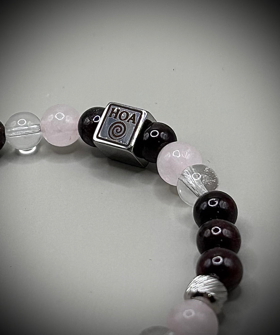 Гривна HOA „Дуална Същност“ от естествени камъни, ръчно изработена. Гранат, розов кварц и планински кристал в балансирана композиция.