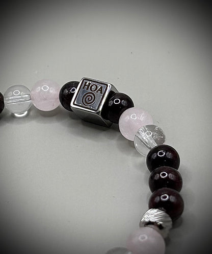 Гривна HOA „Дуална Същност“ от естествени камъни, ръчно изработена. Гранат, розов кварц и планински кристал в балансирана композиция.