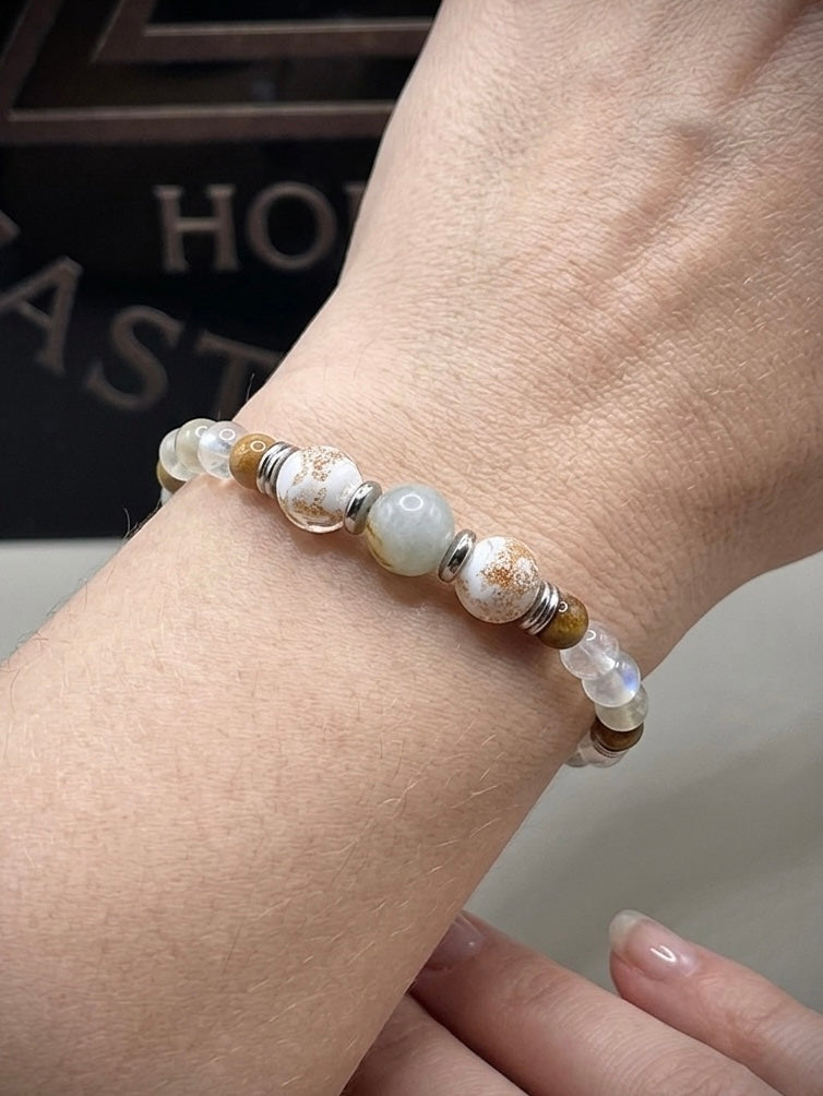 Луксозно енергийно бижу, гривна от естествени кристали – Син калцит, планински кристал и мурано стъкло,  ексклузивна колекция Лемурия на House of Astrology.