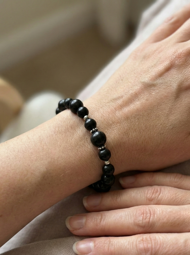 Гривна HOA „Шунгит“ от естествени камъни, ръчно изработена. Висок клас шунгит в минималистичен и силен дизайн.