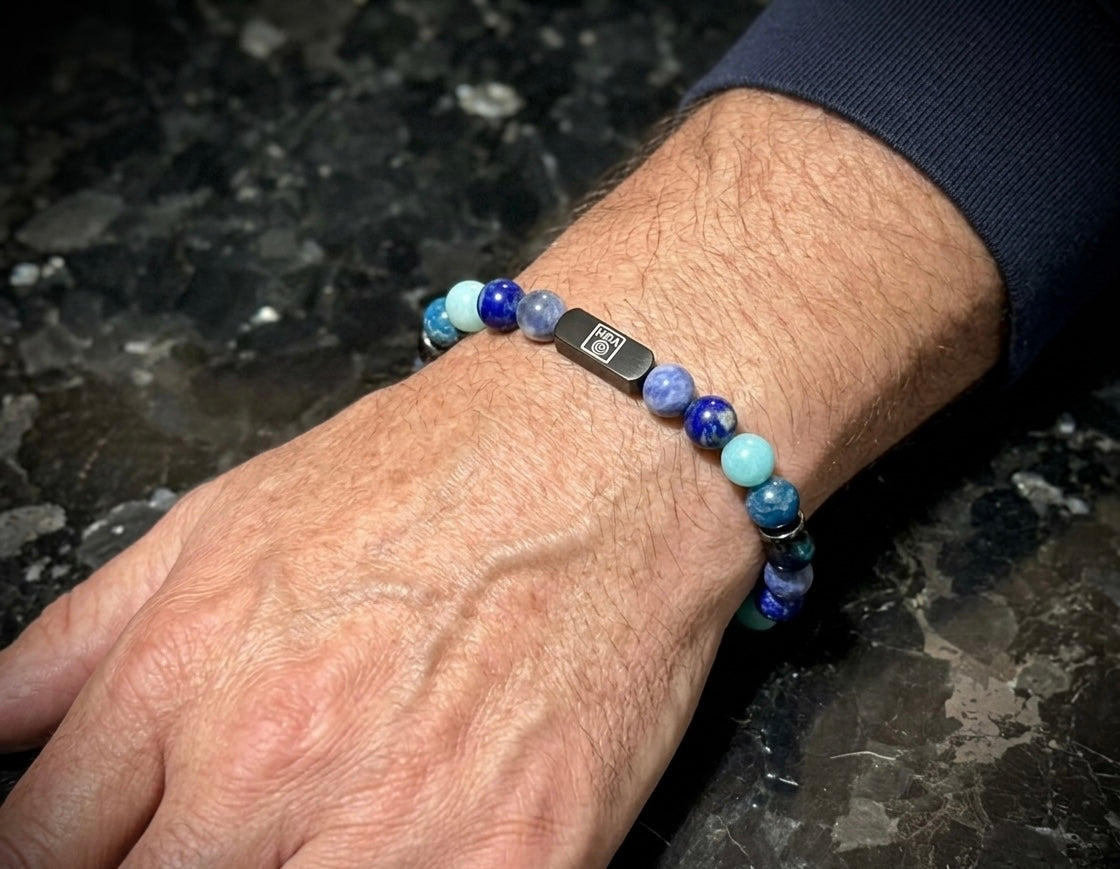 Мъжка гривна от естествени камъни – соколово око, амазонит, содалит, лапис лазули и апатит, ръчно изработена от House of Astrology. Артефакт за ясно изразяване, увереност и силна комуникация.