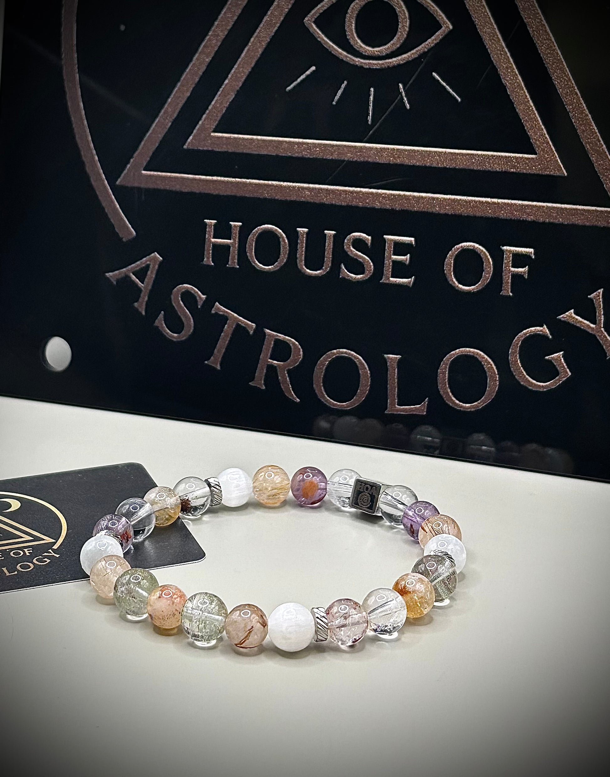 Гривна HOA „Астрален Извор“ от естествени камъни, ръчно изработена. Комбинация от кварц, цитрин и супер седем.